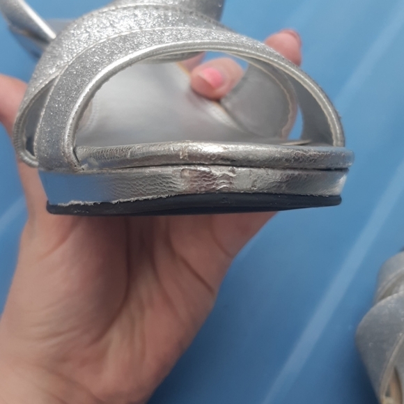 Kohl's silver metallic sparkly women wrap around size 9 heels - Picture 3 of 8